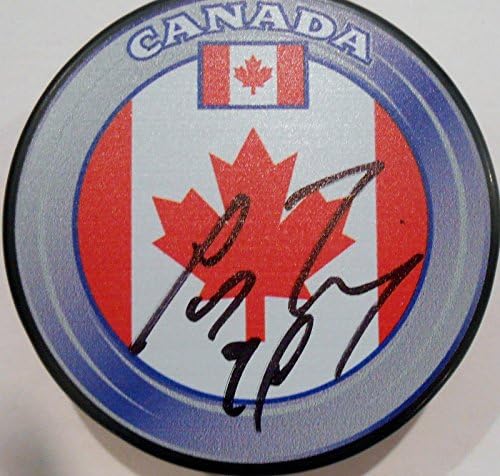 Кори Пери подписа хокей шайба на националния отбор на Канада срещу Анахайм Дъкс Gold - за Миене на НХЛ с автограф