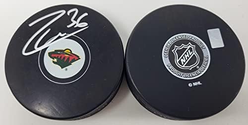 Матс Цуккарелло подписа Миене с логото на Минесота Уайлд в НХЛ